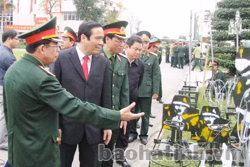 Bí thư Tỉnh ủy, Bí thư Đảng ủy Quân sự tỉnh Nguyễn Thanh Bình kiểm tra mô hình học cụ