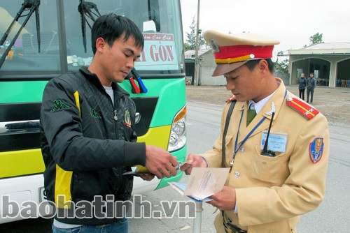 CSGT Công an tỉnh kiểm tra giấy tờ lái xe khách