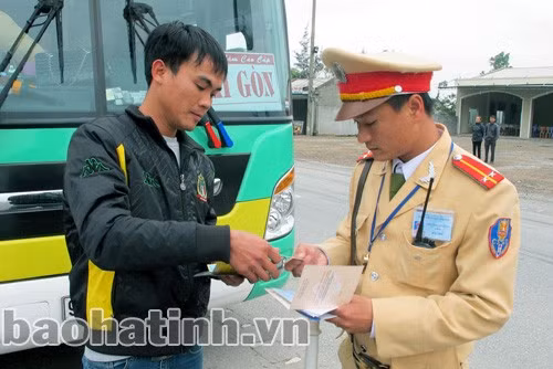 CSGT Công an tỉnh kiểm tra giấy tờ lái xe khách