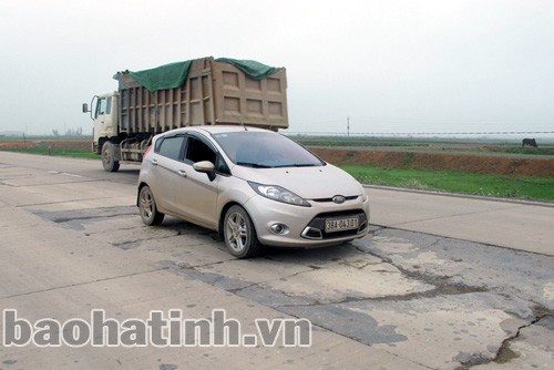 Một trong hằng hà sa số “ổ voi” trên QL 1A phía Nam Hà Tĩnh có nguy cơ TNGT cao khi lái xe phóng nhanh, vượt ẩu, mất tập trung...