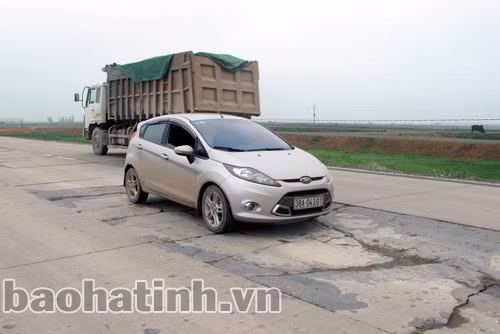 Một trong hằng hà sa số “ổ voi” trên QL 1A phía Nam Hà Tĩnh có nguy cơ TNGT cao khi lái xe phóng nhanh, vượt ẩu, mất tập trung...