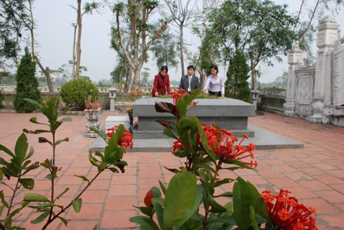 Viếng mộ Nguyễn Du. Ảnh: Sỹ Ngọ