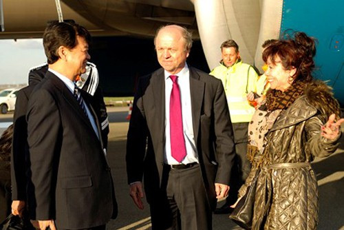 Đại diện Ban Tổ chức Hội nghị đón Thủ tướng Nguyễn Tấn Dũng tại sân bay. Ảnh: VGP/Nhật Bắc