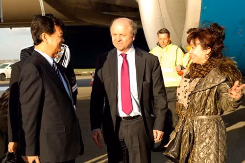 Đại diện Ban Tổ chức Hội nghị đón Thủ tướng Nguyễn Tấn Dũng tại sân bay. Ảnh: VGP/Nhật Bắc