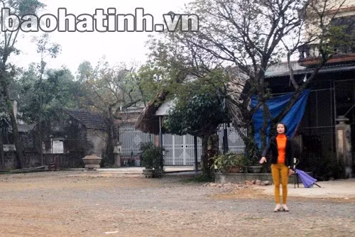 Các cô gái ở “phố vẫy” nhiệt tình mời chào khách.
