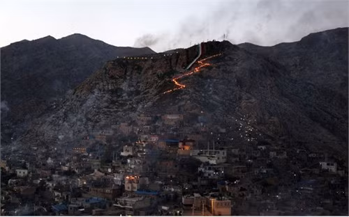Người Kurd Iraq mang ngọn đuốc cháy lên ngọn núi nơi đặt lá cờ khổng lồ của khu vực tự trị Kurdistan, Iraq trong khi ăn mừng lễ Nowruz- một lễ hội đánh dấu mùa xuân và năm mới ở nơi đây
