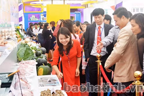 Sản phẩm nông nghiệp hàng hóa chủ lực tiếp cận thị trường thông qua các chương trình chính sách hỗ trợ của tỉnh. Sản phẩm nông nghiệp hàng hóa chủ lực tiếp cận thị trường thông qua các chương trình chính sách hỗ trợ của tỉnh.