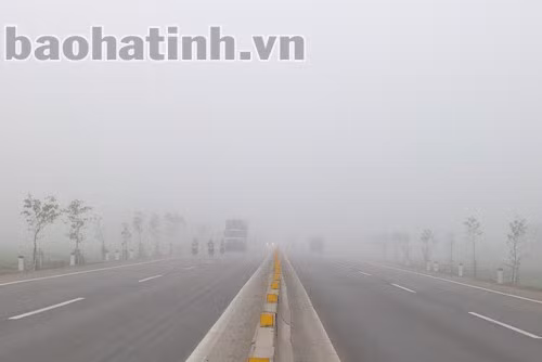 Sương mùa dày đặc trên QL 1A đoạn xã Thạch Kênh (Thạch Hà)...