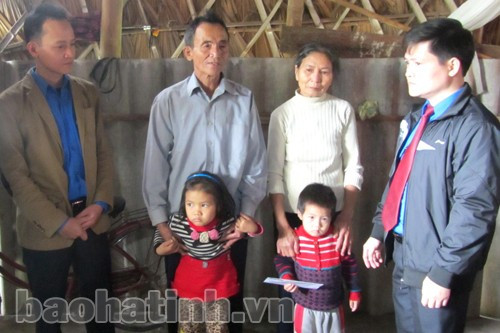 Đại diện Đoàn TNCS Ngân hàng No&PTNT trao quà cho 2 cháu bé