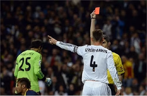 Chiếc thẻ đỏ của Sergio Ramos - một trong những điểm nhấn của trận đấu