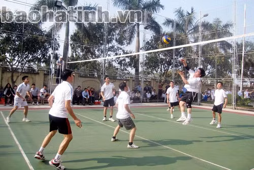 Sân chơi bóng chuyền ngày càng thu hút sự đam mê của mọi lứa tuổi.