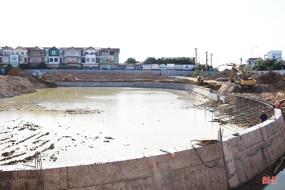 Công nhân “chạy đua” với thời tiết, thi công công trình điểm nhấn đô thị phía Nam Hà Tĩnh