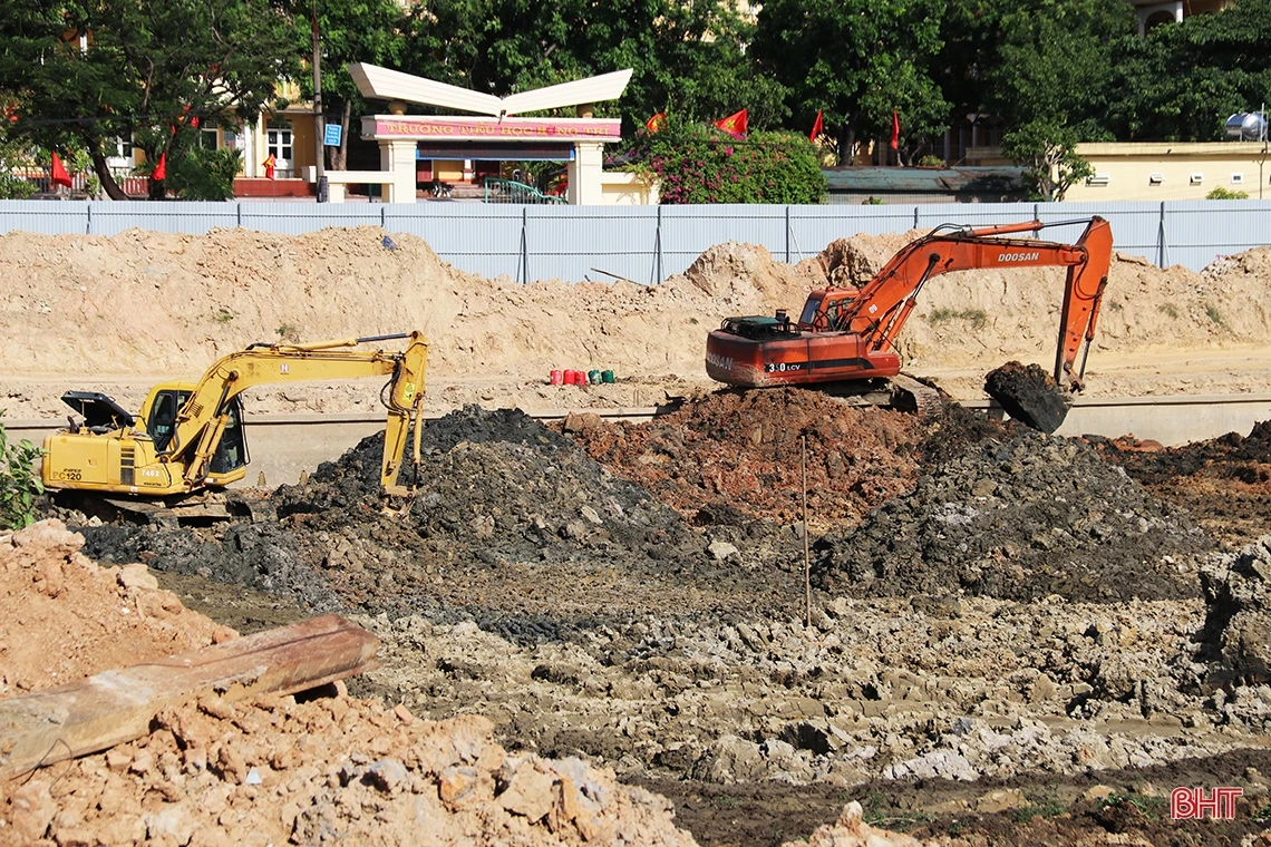 Công nhân “chạy đua” với thời tiết, thi công công trình điểm nhấn đô thị phía Nam Hà Tĩnh