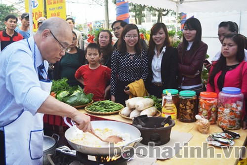 Ông Eric Lo đang chế biến các món ăn từ sản phẩm củ cải trắng