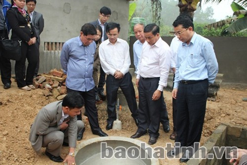 và kiểm tra hệ thống hầm bioga tại hộ gia đình anh Đoàn Hữu Tước (Hương Minh - Vũ Quang)