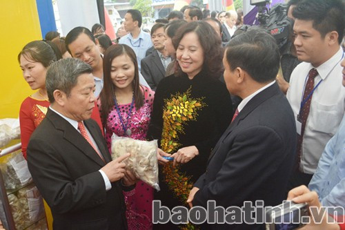 Chủ tịch UBND tỉnh Võ Kim Cự giới thiệu các sản phẩm nông nghiệp hàng hóa chủ lực trong xây dựng NTM ở Hà Tĩnh