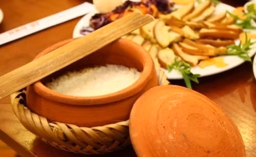 Cơm niêu gần gũi, thân quen với thực khách Sài thành. Ảnh: Beer.com.vn Cơm niêu gần gũi, thân quen với thực khách Sài thành. Ảnh: Beer.com.vn