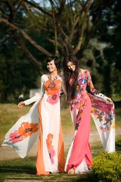 Người con gái Việt quyến rũ trong tà áo dài duyên dáng. Ảnh: Vmodel.