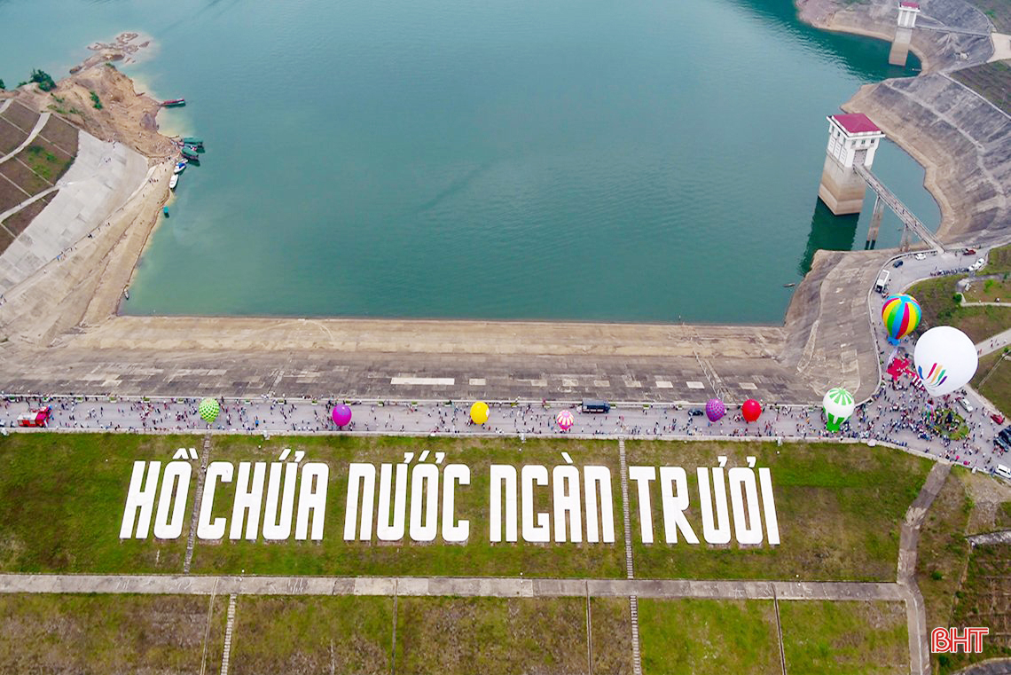 Du khách muôn phương trải nghiệm bay khinh khí cầu ở Hà Tĩnh