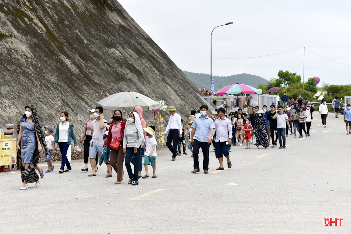 Du khách muôn phương trải nghiệm bay khinh khí cầu ở Hà Tĩnh