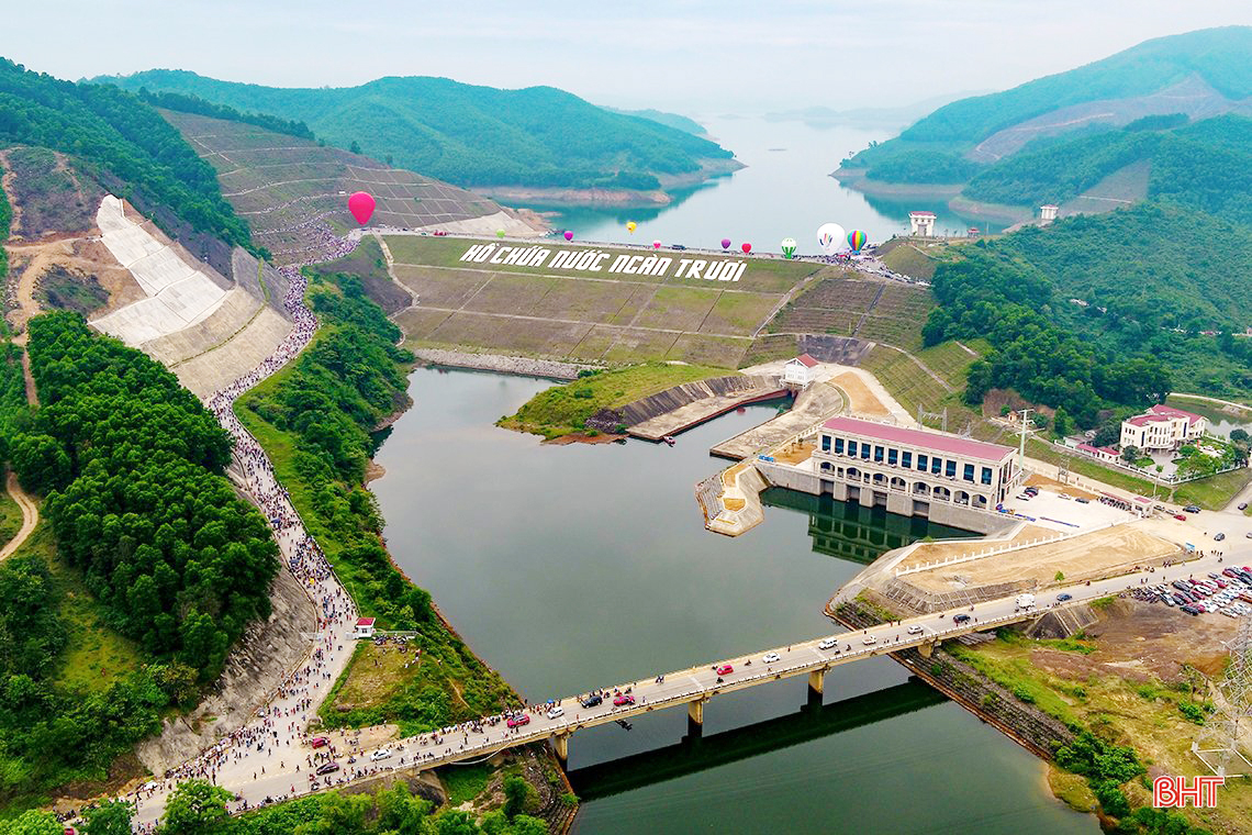 Du khách muôn phương trải nghiệm bay khinh khí cầu ở Hà Tĩnh