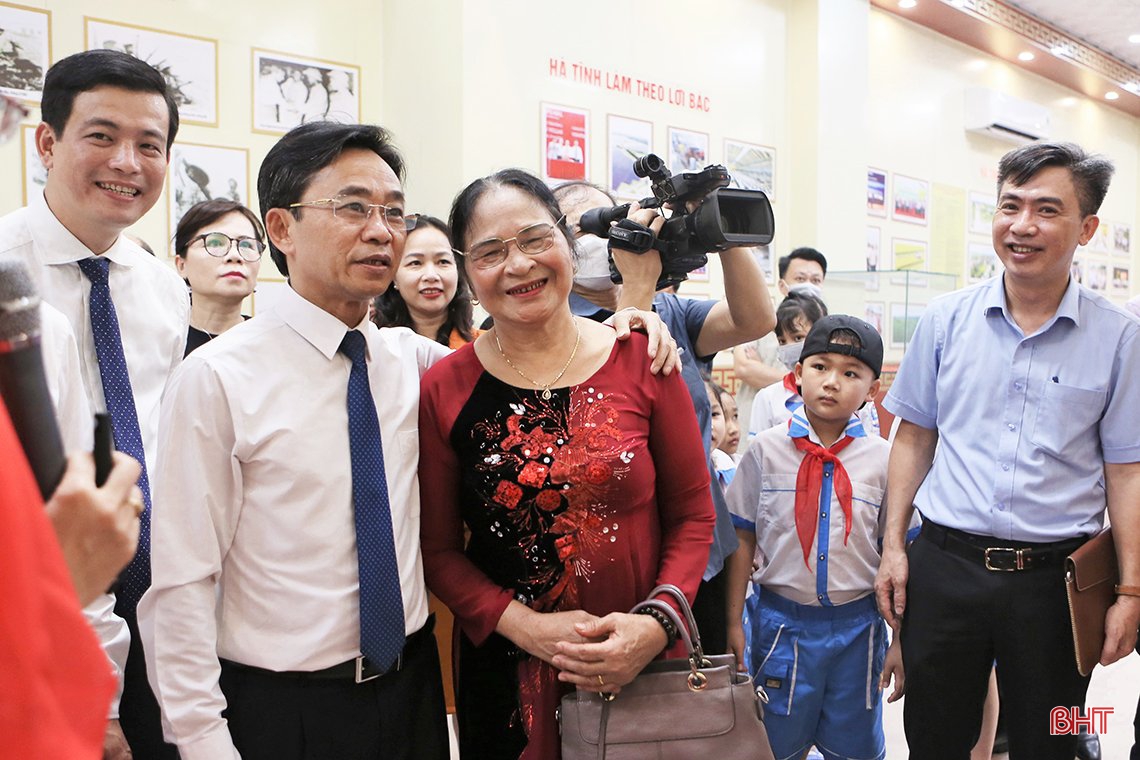 Giới thiệu gần 250 tư liệu, hiện vật quý về “Hà Tĩnh - 65 năm thực hiện lời Bác dạy” ảnh 6 Giới thiệu gần 250 tư liệu, hiện vật quý về “Hà Tĩnh - 65 năm thực hiện lời Bác dạy”