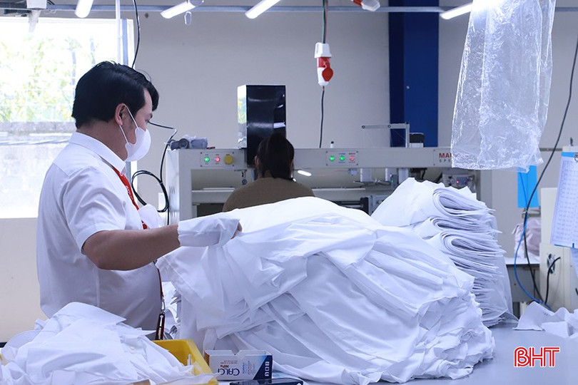 The huge recruitment needs of textile and garment enterprises are job opportunities for local workers. Nhu cầu tuyển dụng của doanh nghiệp dệt may rất lớn là cơ hội việc làm cho lao động địa phương.