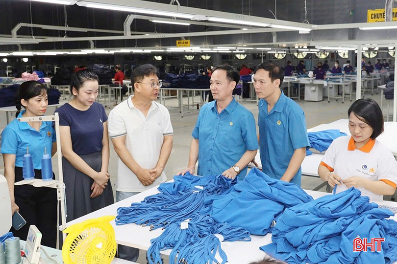 The Provincial Labor Federation grasps the production, business, labor and employment situation at BGG Huong Son Garment Company. bqbht_br_111.jpg