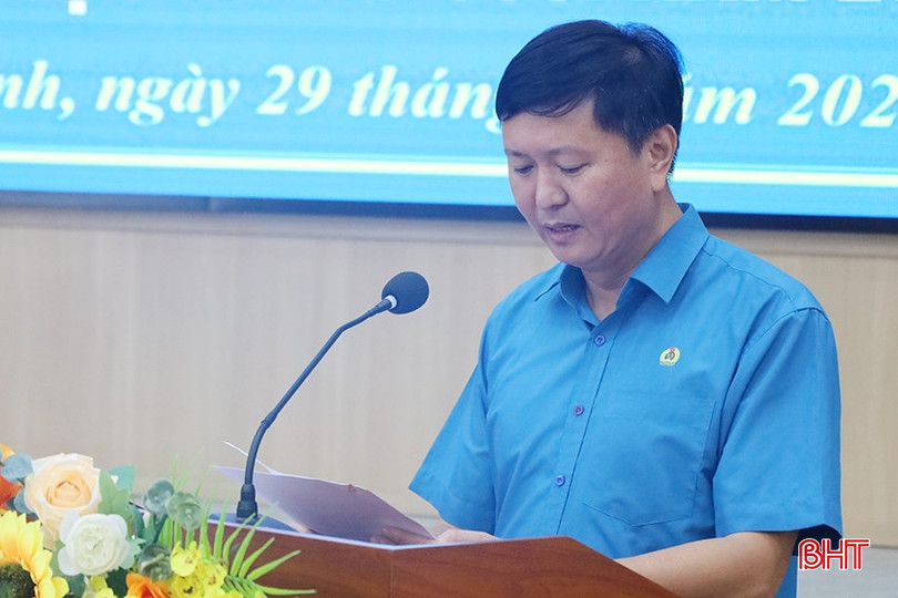 Phó Trưởng ban Công tác Công đoàn Phan Mạnh Hùng báo cáo tình hình phát triển đoàn viên, thành lập CĐCS trong 6 tháng đầu năm và phương hướng, nhiệm vụ 6 tháng cuối năm. bqbht_br_1.jpg