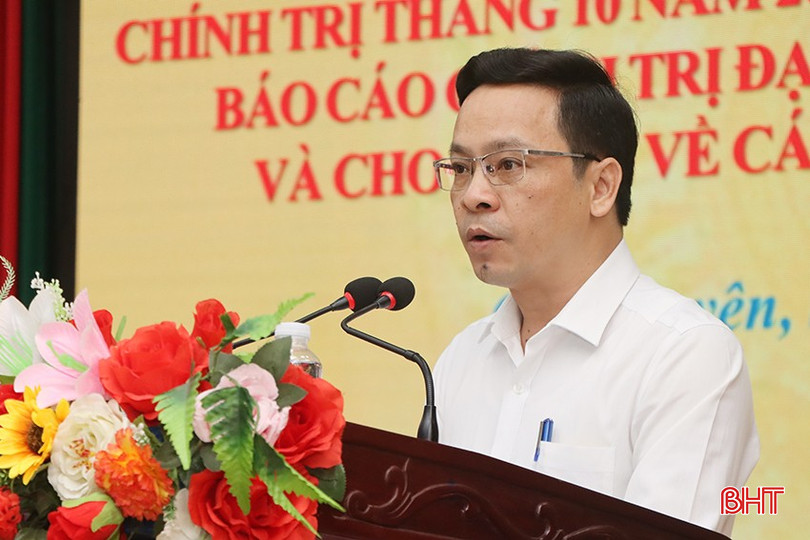 Chánh Văn phòng Huyện ủy Cẩm Xuyên Trần Quang Trung báo cáo tóm tắt dự thảo đề cương chi tiết Báo cáo chính trị Đại hội Đảng bộ huyện lần thứ XXXIII nhiệm kỳ 2025 - 2030. bqbht_br_5010.jpg