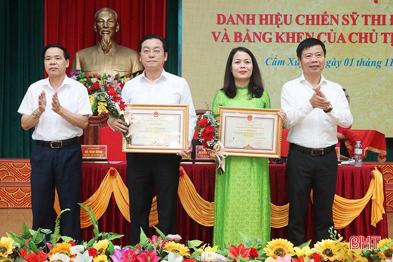 Dịp này, thay mặt Đoàn chỉ đạo, kiểm tra, giám sát của Ban Thường vụ Tỉnh ủy tại huyện Cẩm Xuyên, Tổng Biên tập Báo Hà Tĩnh Nguyễn Công Thành trao bằng khen của UBND tỉnh cho Bí thư Huyện ủy Cẩm Xuyên Nguyễn Văn Thành; trao danh hiệu chiến sỹ thi đua cấp tỉnh cho Phó Bí thư Thường trực Huyện ủy Cẩm Xuyên Hà Thị Việt Ánh vì đã hoàn thành xuất sắc nhiệm vụ năm 2023. bqbht_br_4983.jpg