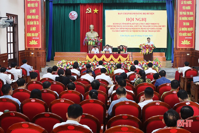 Đại diện lãnh đạo UBND huyện Cẩm Xuyên báo cáo tình hình, kết quả thực hiện nhiệm vụ chính trị 10 tháng năm 2024. bqbht_br_4998.jpg