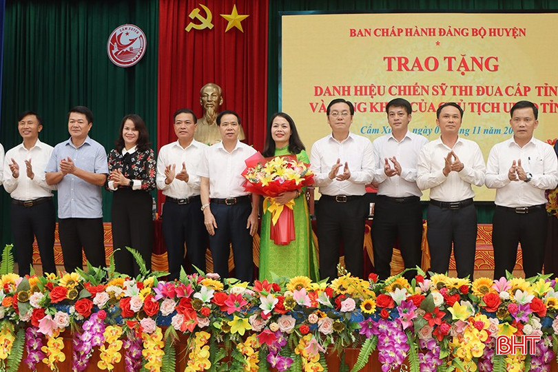 Ban chấp hành Đảng bộ huyện Cẩm Xuyên tặng hoa chúc mừng Phó Bí thư Thường trực Huyện ủy Cẩm Xuyên Hà Thị Việt Ánh được luân chuyển nhận nhiệm vụ mới. bqbht_br_4988.jpg