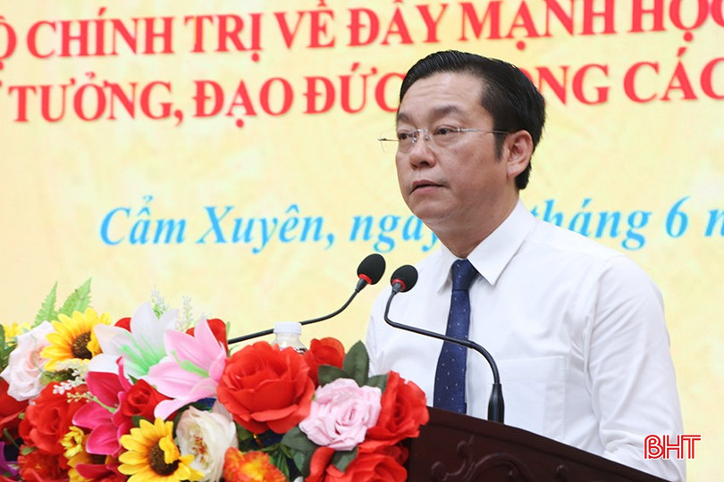 Bí thư Huyện ủy Cẩm Xuyên Nguyễn Văn Thành phát biểu tại hội nghị. bqbht_br_7071.jpg