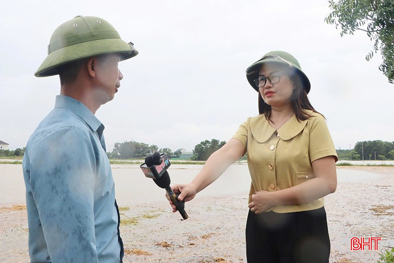 Nhà báo Phan Trâm - Báo Hà Tĩnh tác nghiệp trong đợt mưa lũ tháng 5/2025. bqbht_br_2.jpg