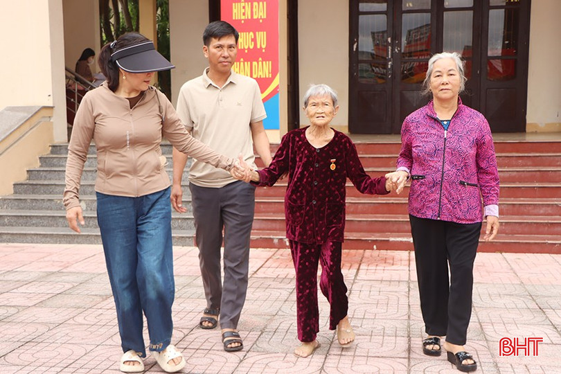 Ở tuổi "xế chiều", bà Nguyễn Thị Bổng sống vui vẻ trong vòng tay con cháu. bqbht_br_1626.jpg