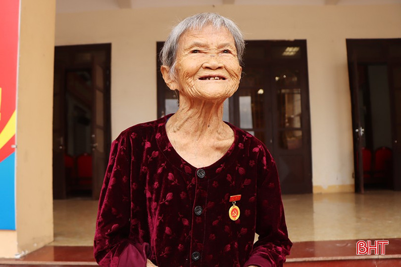 Bà Nguyễn Thị Bổng - đảng viên lão thành cách mạng 80 năm tuổi Đảng. bqbht_br_1621.jpg