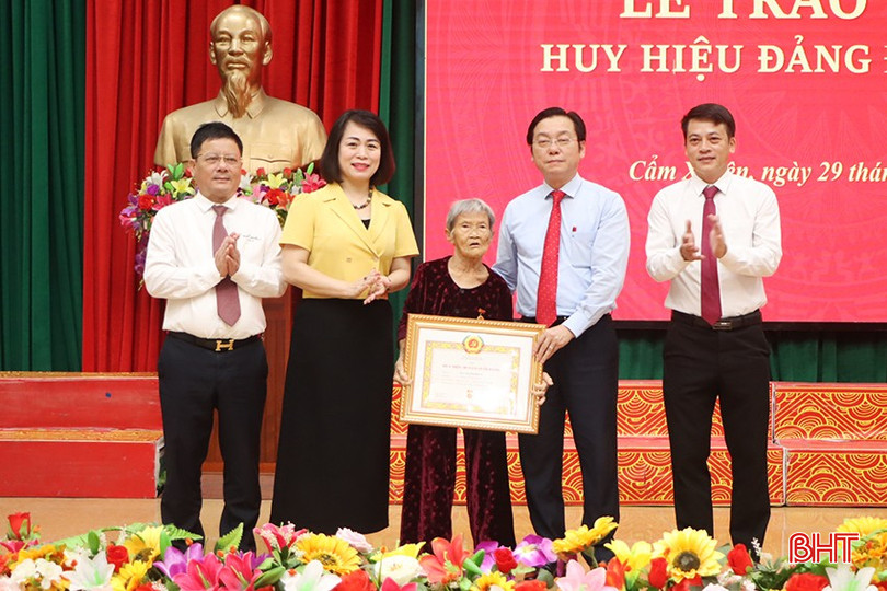 Bà Nguyễn Thị Bổng đón nhận Huy hiệu 80 năm tuổi Đảng dịp kỷ niệm 80 năm Quốc khánh 2/9. bqbht_br_1578.jpg