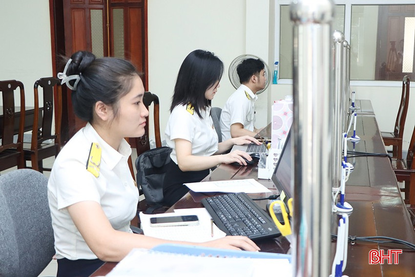 Die Steuerbeamten der Provinz Ha Tinh bearbeiten Steuerverwaltungsunterlagen in der elektronischen Umgebung. bqbht_br_0983.jpg