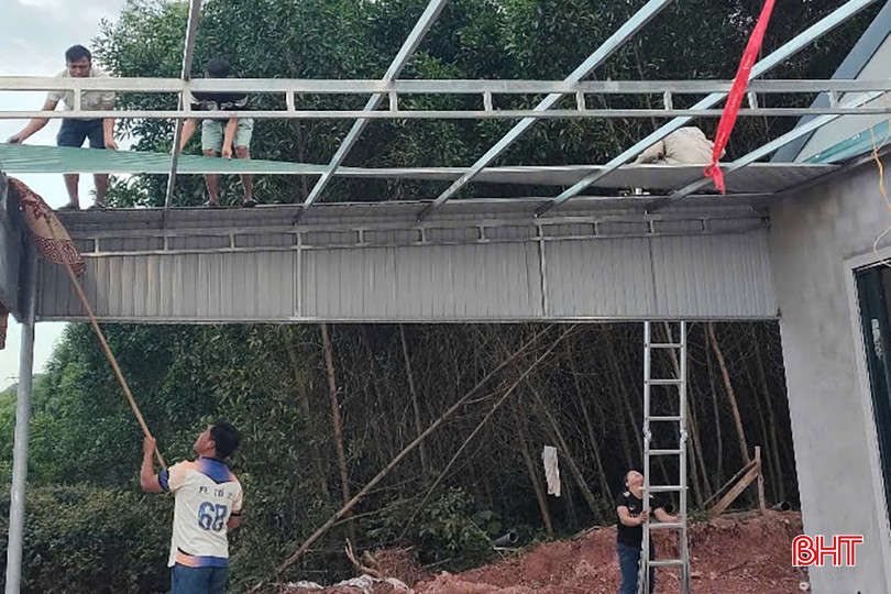 Tiến hành tháo dỡ phần mái che của công trình xây dựng trái phép. bqbht_br_5.jpg
