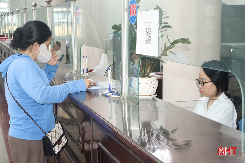 Cán bộ KBNN Khu vực XII hỗ trợ khách hàng giao dịch. bqbht_br_0193.jpg