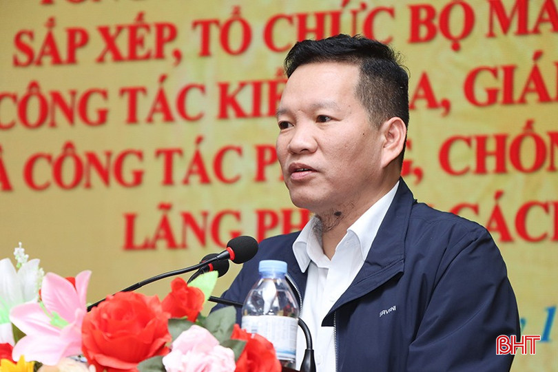 Giám đốc Trung tâm Y tế huyện Cẩm Xuyên Nguyễn Phúc Long tham luận về hiệu quả bước đầu trong sáp nhập các đơn vị về Trung tâm Y tế huyện. bqbht_br_7590.jpg