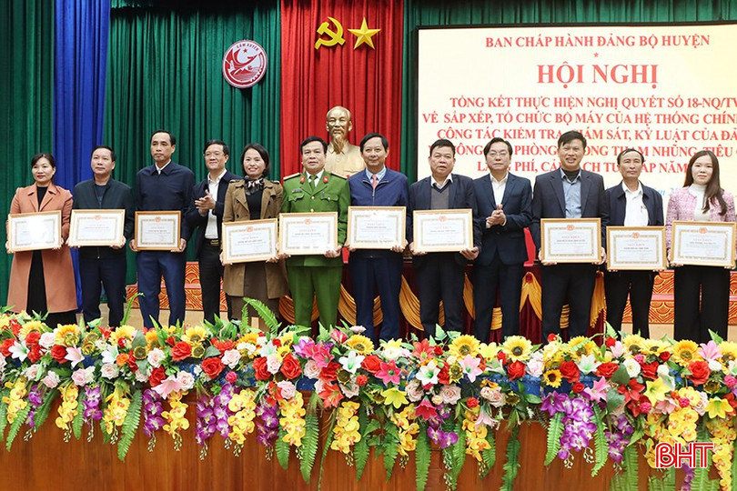 Lãnh đạo huyện Cẩm Xuyên tặng giấy khen cho 6 tập thể có thành tích xuất sắc trong công tác kiểm tra, giám sát, thi hành kỷ luật trong Đảng năm 2024; 4 tập thể có thành tích xuất sắc trong công tác nội chính, phòng chống tham nhũng, tiêu cực, lãng phí, cải cách tư pháp, tiếp dân, giải quyết đơn thư năm 2024. bqbht_br_7604.jpg