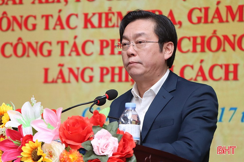Bí thư Huyện ủy Cẩm Xuyên Nguyễn Văn Thành kết luận hội nghị. bqbht_br_7610.jpg