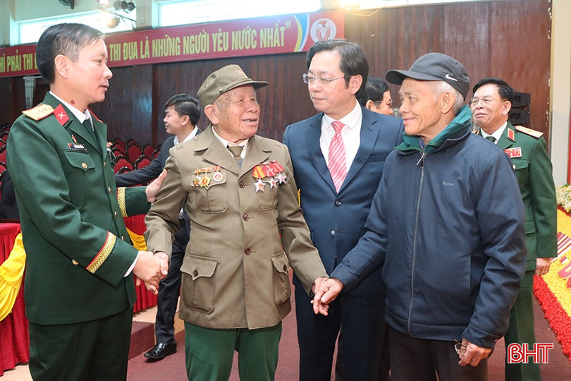 Lãnh đạo huyện Cẩm Xuyên ân cần thăm hỏi cán bộ quân đội nghỉ hưu, nghỉ công tác trên địa bàn. bqbht_br_7543.jpg