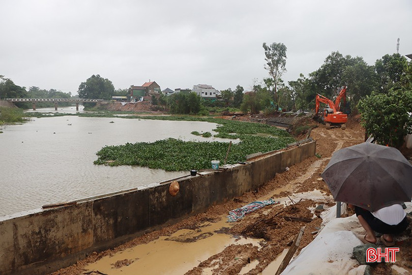 Nước sông Ngàn Mọ dâng cao khiến người dân vùng hạ du Kẻ Gỗ càng bất an, lo sợ sạt lở và ngập úng. 2574.jpg