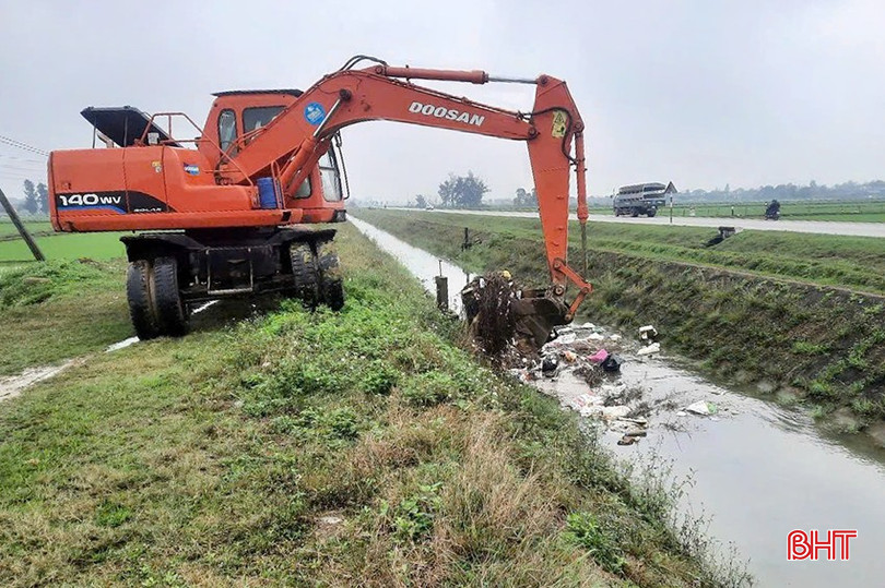 Xã Thạch Trị (TP Hà Tĩnh) thuê máy để vớt và tiêu hủy lợn chết trôi trên kênh. bqbht_br_0122.jpg