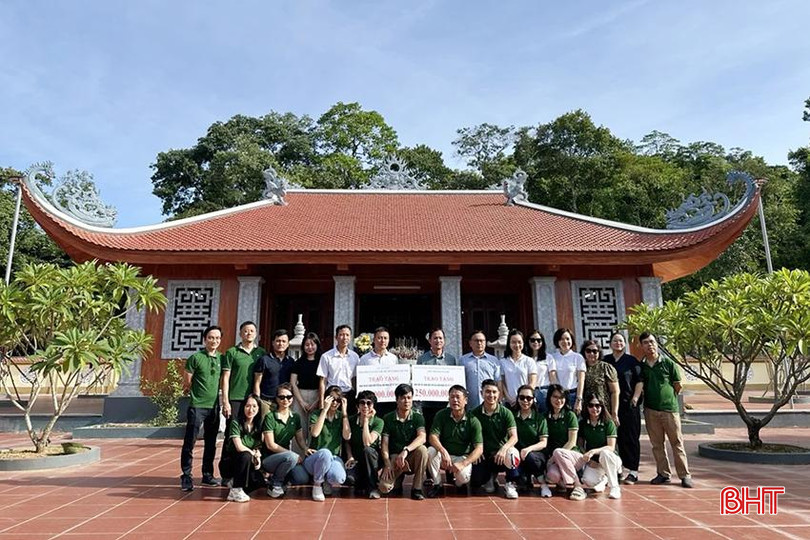 Đoàn công tác của Tổng Công ty Lưu ký và Bù trừ chứng khoán Việt Nam và Ngân hàng TMCP Ngoại thương Việt Nam – Chi nhánh Tây Hồ đến dâng hương và trao tài trợ cho dự án. aq123.jpg