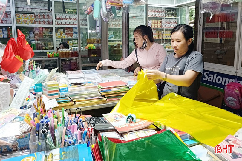 Phụ huynh mua giấy và các vật liệu tại cửa hàng thiết bị đồ dùng học tập ở chợ Hà Tĩnh để làm đèn Trung thu. 1.jpg