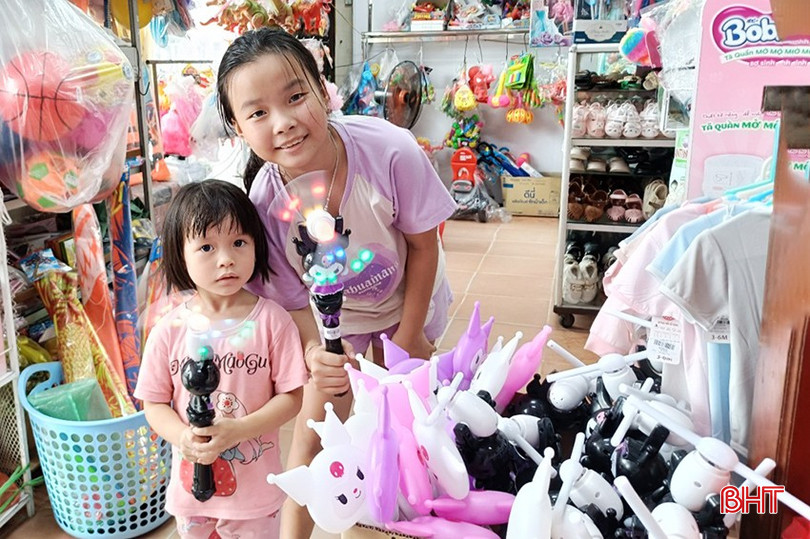 Trẻ em háo hức lựa chọn mua đồ chơi trung thu. 2.jpg